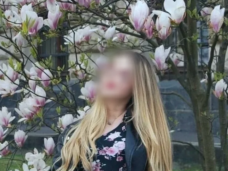 Bettina, 25